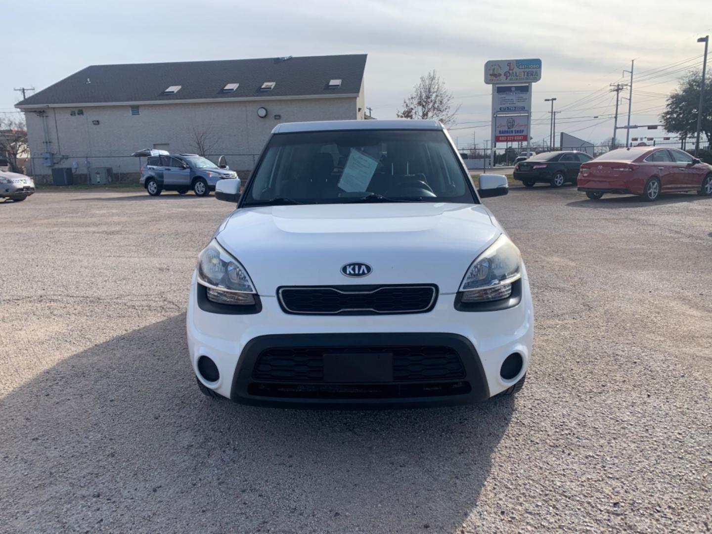 2013 White /Black Kia Soul ! (KNDJT2A62D7) with an 2.0L L4 DOHC 16V engine, AUTOMATIC transmission, located at 1830 North Belt Line Road, Irving, TX, 75061, (469) 524-0199, 32.834373, -96.993584 - Photo#1